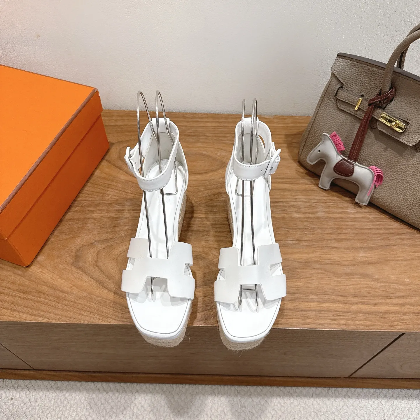 👟👟Ex-factory price 720👟👟 Hermes... a Eclair 2025 new color + popular series, the version is super positive, with a certain thickness, which makes the legs longer! Breathable, comfortable calfskin, spring and summer color matching, this item is both beautiful and comfortable! Channel supply code size: 35-39 can be ordered as 40.41 with airplane box ➕20